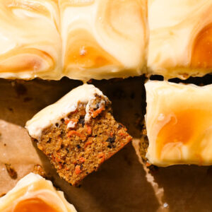 Carrot Cake με Επικάλυψη Κρέμα Τυριού &amp; Αλατισμένη Καραμέλα