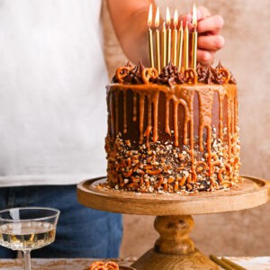 Σοκολατένιο Cake με Σοκολατένιο Frosting, Καραμέλα &amp; Pretzels