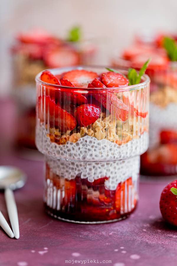 Pudim com chia, morangos e granola