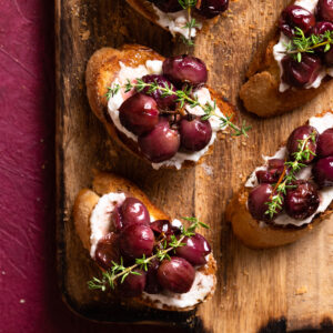 Crostini με Μους Φέτας &amp; Ψητά Σταφύλια